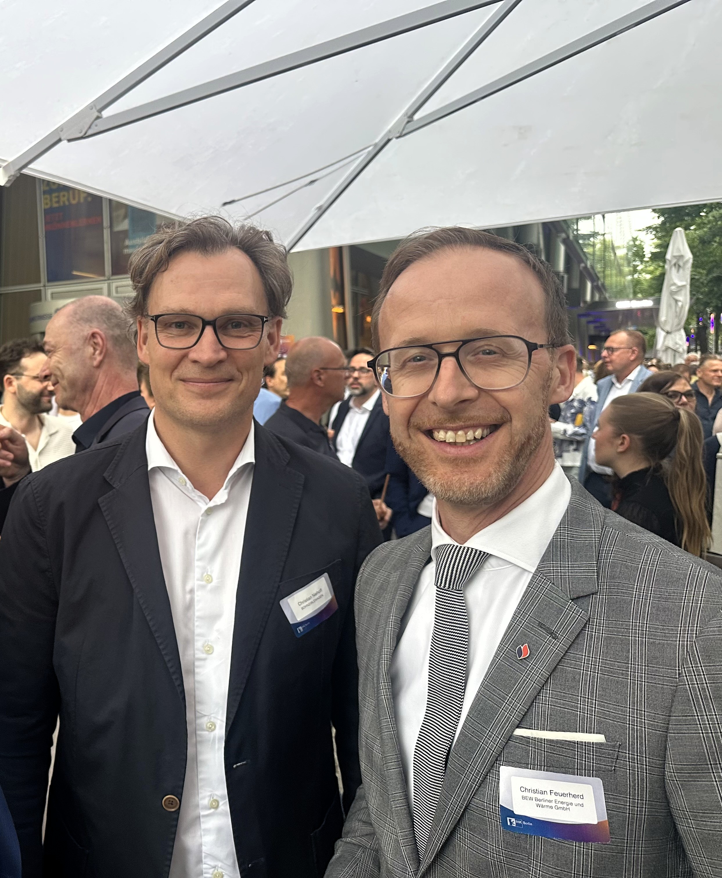 Christian Niehoff, geschäftsführender Gesellschafter von BOHNZIRLEWAGEN, und Christian Feuerherd, Sprecher der Geschäftsführung der BEW Berliner Energie und Wärme GmbH, beim IHK-Sommerempfang 2026 | BERLINboxx